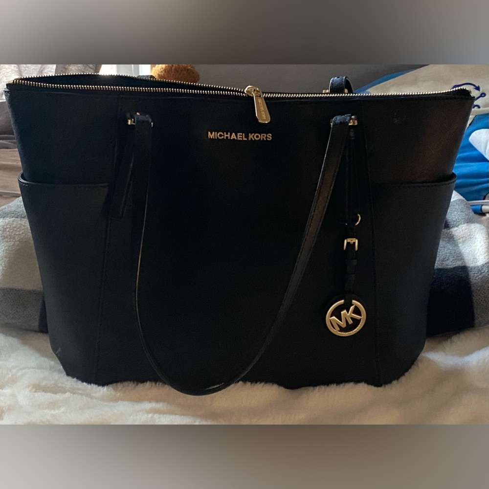 Brand new WOT amazing Michael KORS TOTE purse for woman. Wear to ur liking. 😍😘